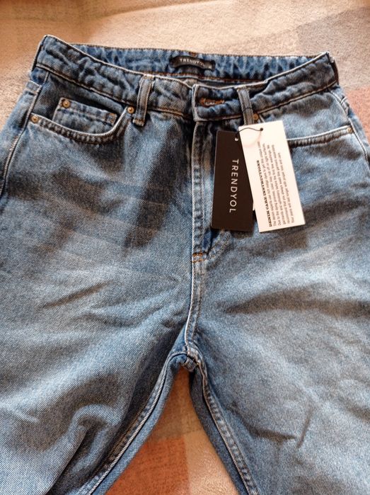 Новые женские джинсы.