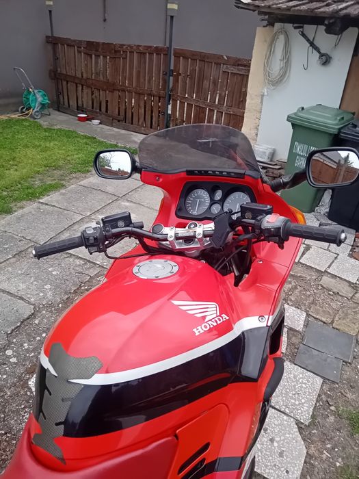 Vînd CBR 1000 F..
