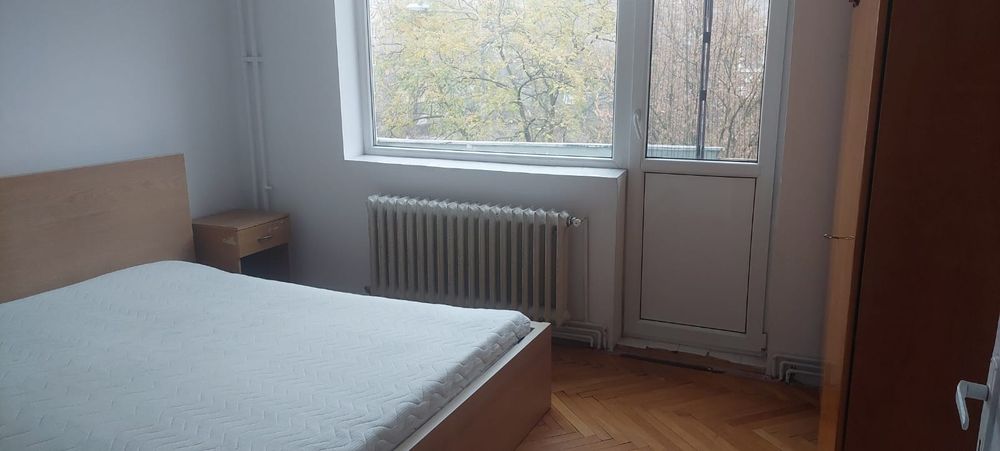 Apartament cu 3 camere de închiriat