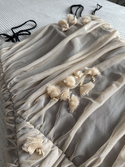 Елегантна къса рокля в нежен бежово-златист нюанс