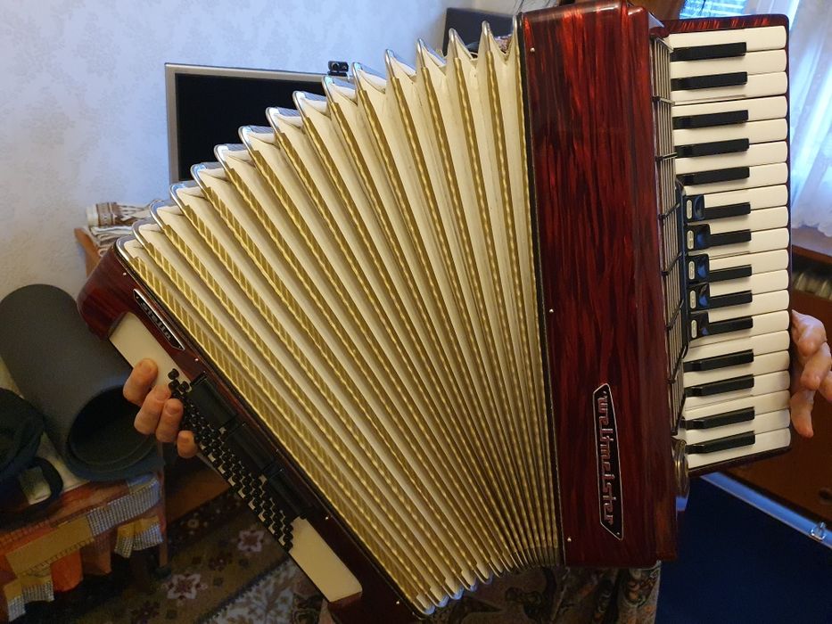 Продавам акордеон Weltmeister 60 баса