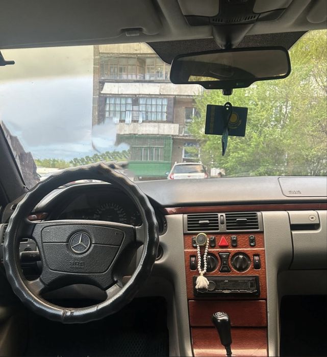 Продаю мерседес 210