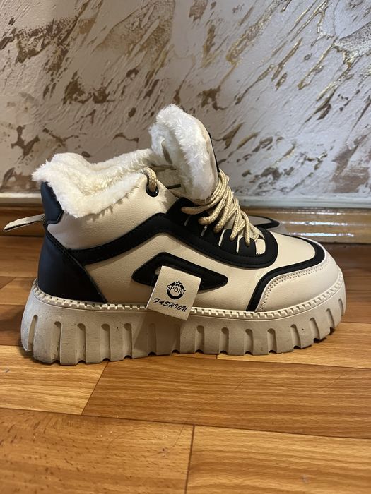 Продам подростковые кроссовки