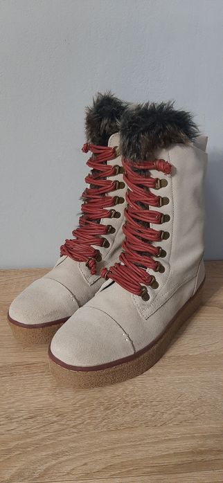 40 номер чисто Нови Ботуши BUGATTI
Естествен велур, регулиране на широ