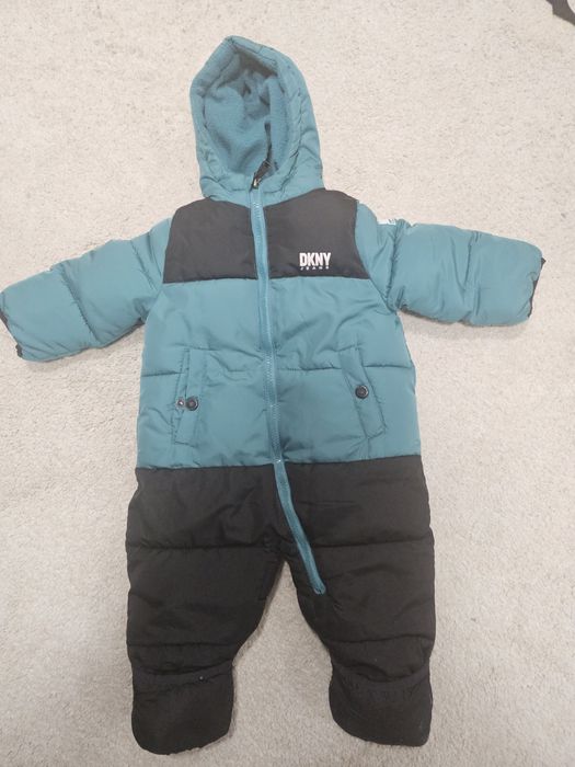 Combinezon  iarna DKNY pentru bebe 9-12 luni