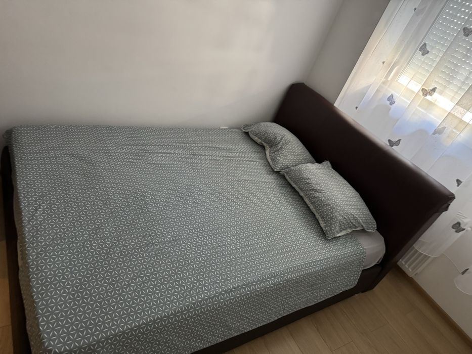 Pat de mijloc in stare foarte buna cu saltea inclusa