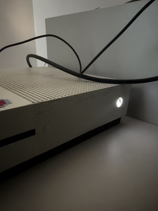 Xbox One S + Controller 1TB