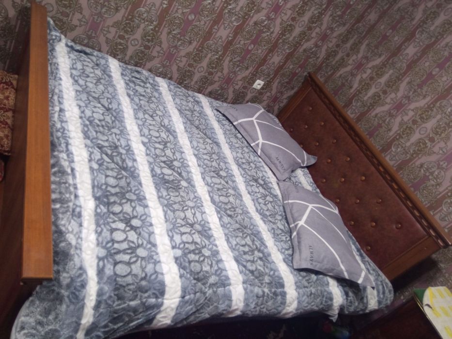 Продается двуспальная кровать состояние отличное ортопедический матрас