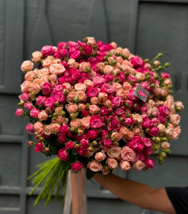 Пионы Розы кустовые розы