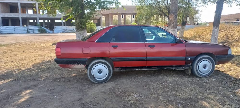 Продам audi  1.8 л