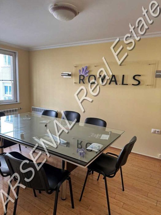 Офис под наем, Център