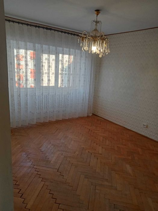 Vand apartament spatios cu 3 camere, 2 bai, bucatarie, balcon si boxa