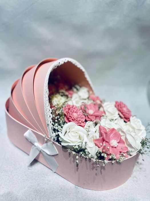 Аранжировки с глицеринови цветя и свещи и цветя