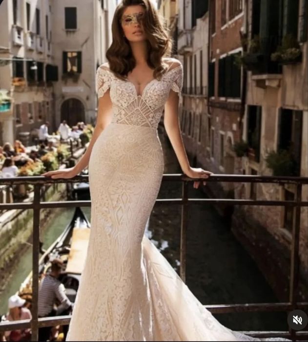 Луксозна сватбена рокля с шлейф. S.