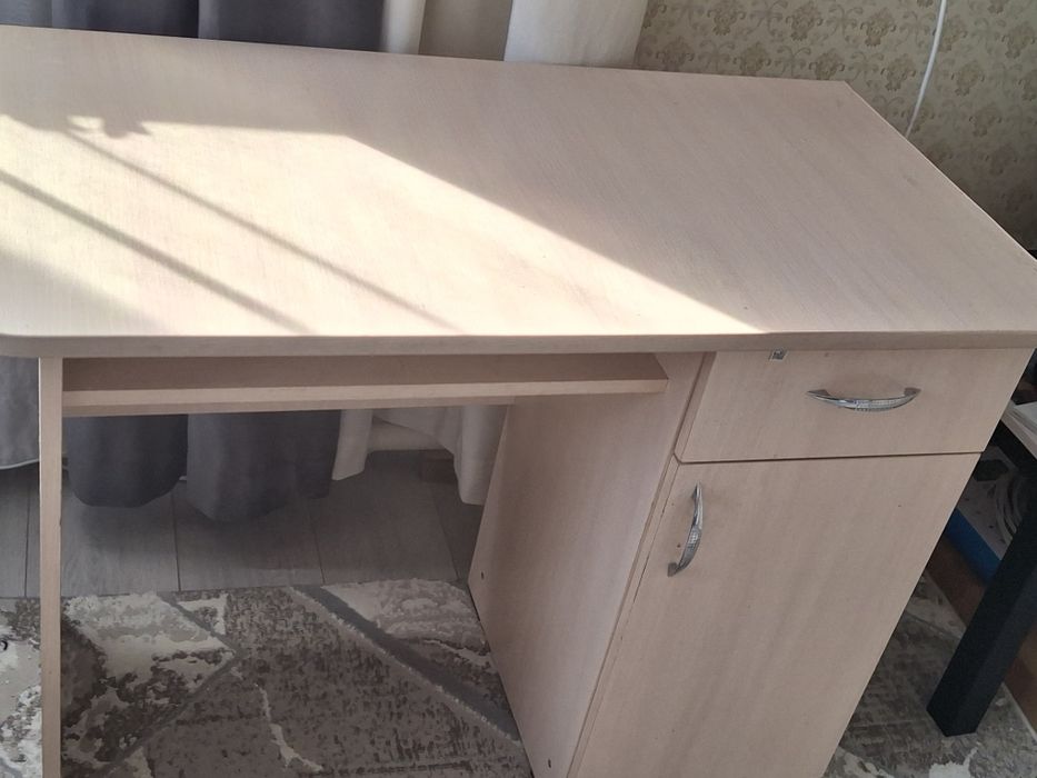 Продам стол письменный.размер 160*60
