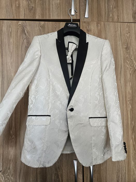 Costum nunta mire, nas, invitat