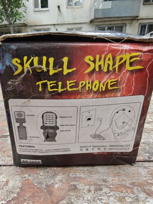 Телефон в форме  черепа