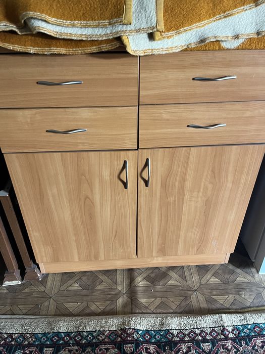 Шкафы и стол для офиса