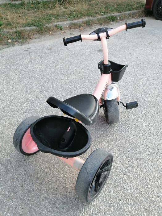 Продавам детска количка Чиполино, добре запазена! Подарък триколка!