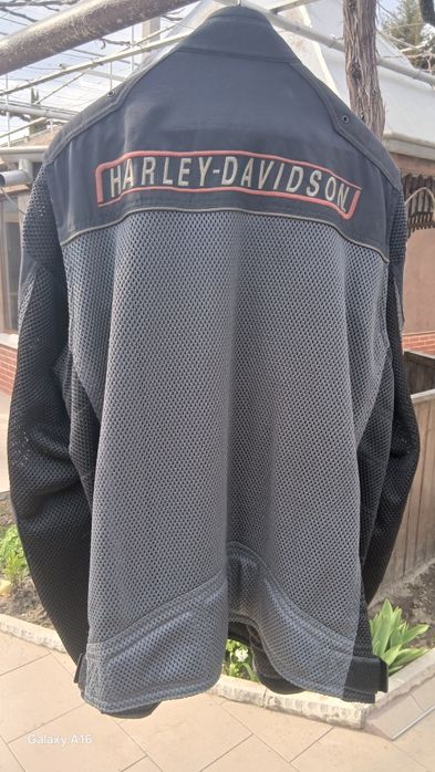 Лятно мото яке Harley Davidson.