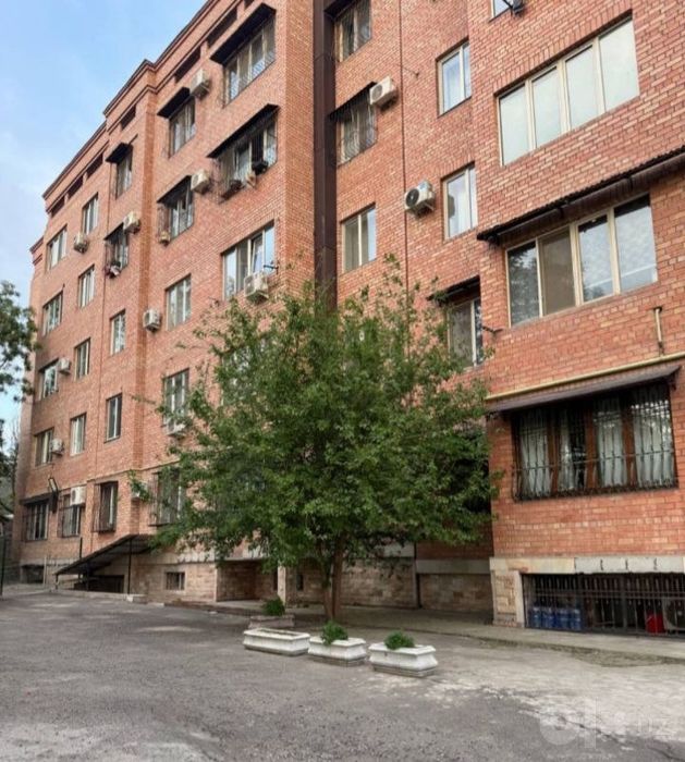 Продаётся трёхкомнатная на м-в Паркентский ( Риезий)