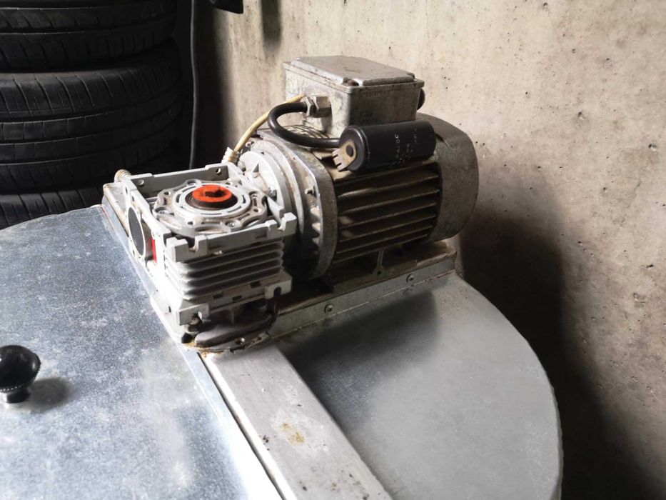 Пчеларска машина за инвентиран сироп