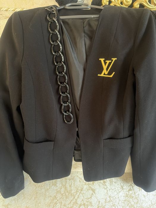 Дънки, тъмносин деним и сака