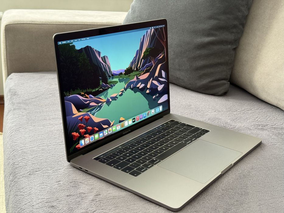 15.4'Macbook Pro 15 2018 Touchbar/Core i7/16GB DDR4/Radeon 555X/256GB