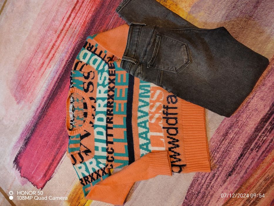 Дънки и пуловер.