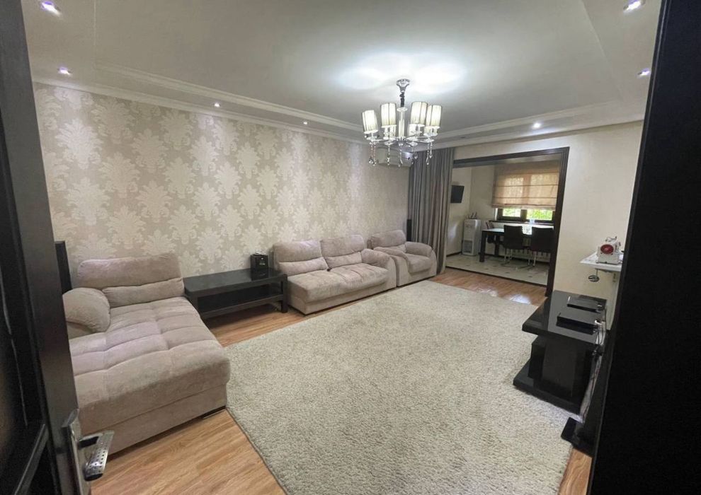 Квартира на Ц1-Чайкоф 3/4/4 общ пл 80м с обстановкой