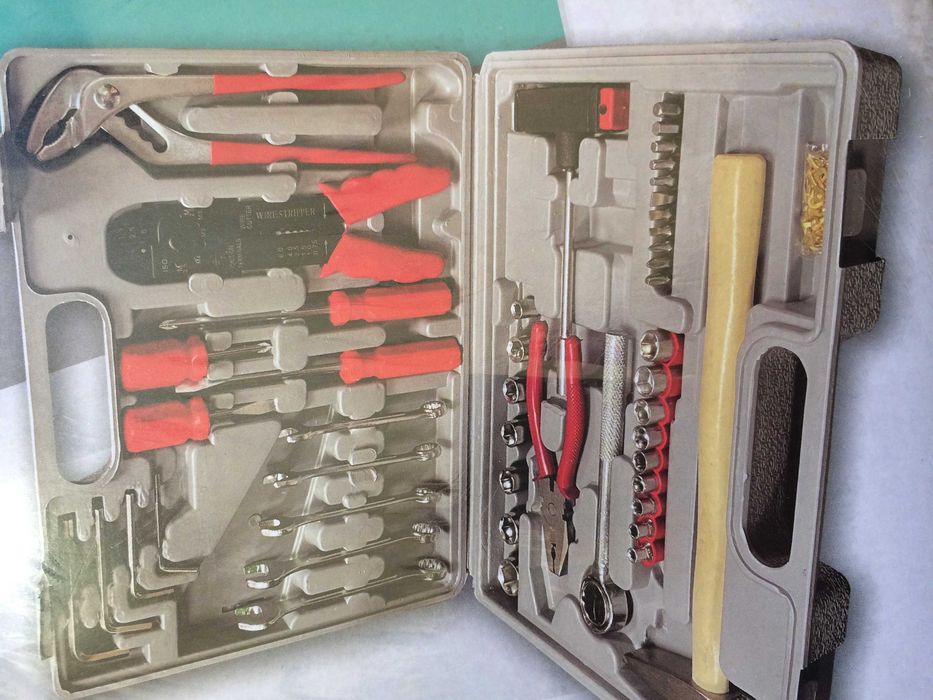 Чисто нов куфар с инструменти 100 части