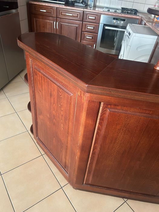 Кухня масив цвят орех