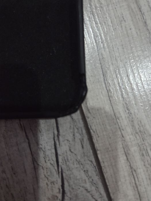 Продам чехол на IPhone 13