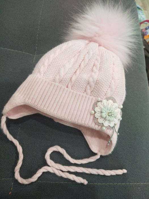 Продам зимнюю шапочку на девочку