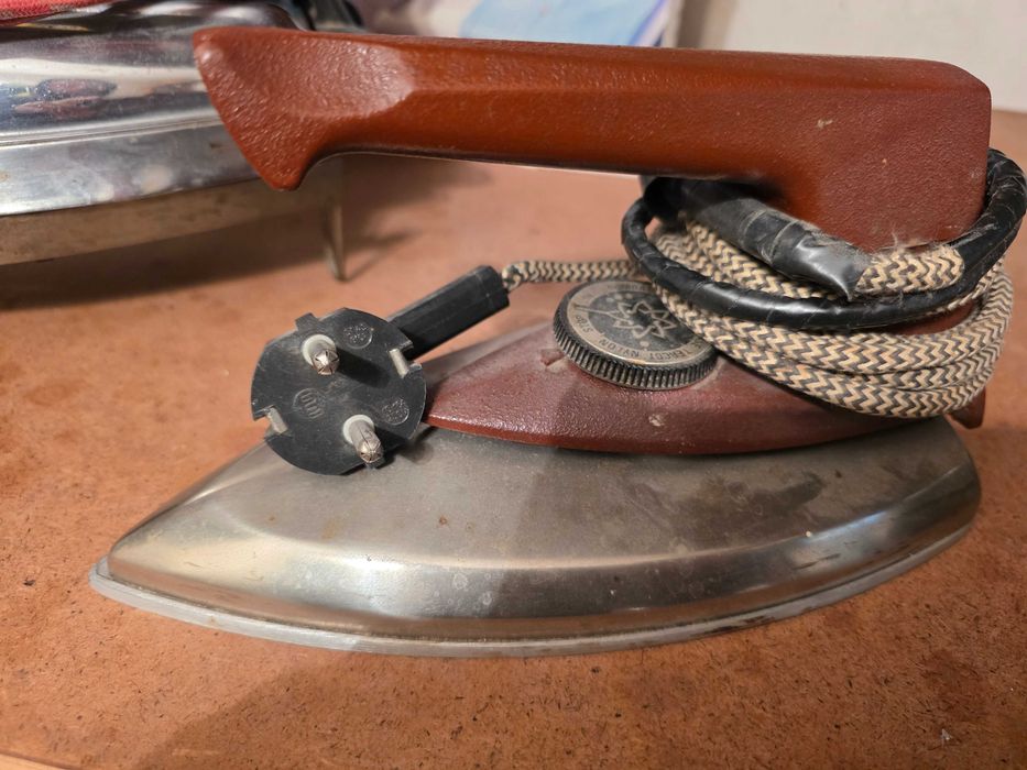 Fiare de călcat electrice vintage anii 1950 - 1980.