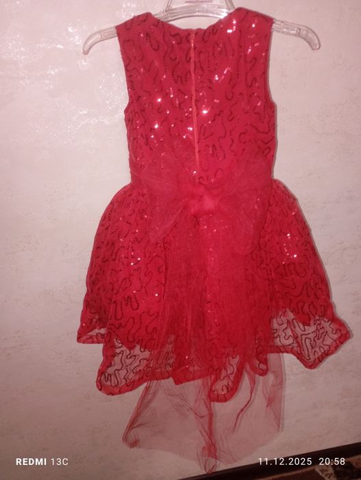 Продам платья размеры:в горошек-28р,красное-116р,с цветами -30р