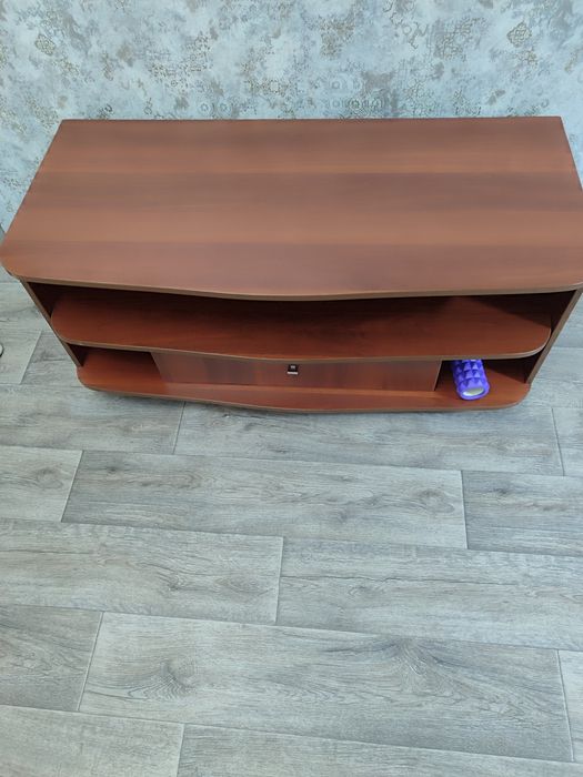 Продам стол под телевизор.