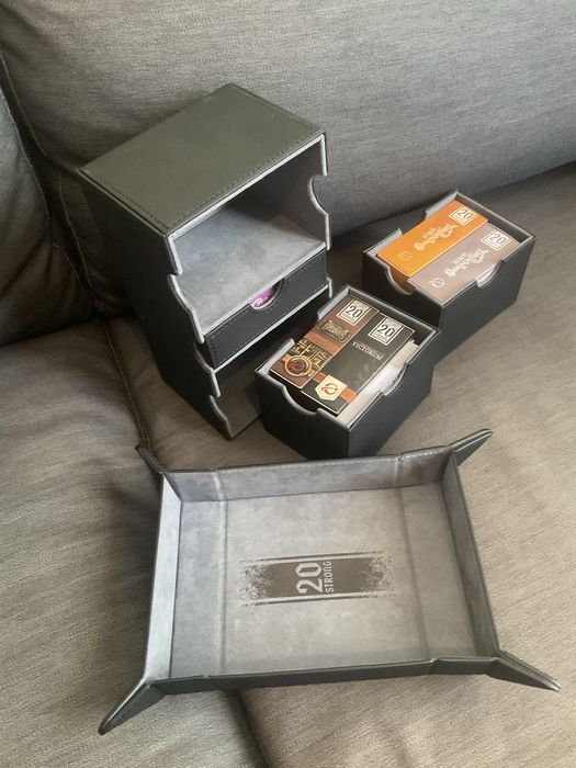 Настолни бордови игри 20 Strong + 4 decks travel case (Tanglewoods Red White Gold Baba Yaga Hoplomacus Too many Bones Solar Sentinels) и промо пакети