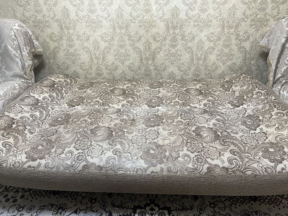 Продаю диван с двумя креслами