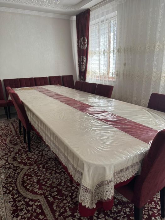 Гостинеый стол со стульями