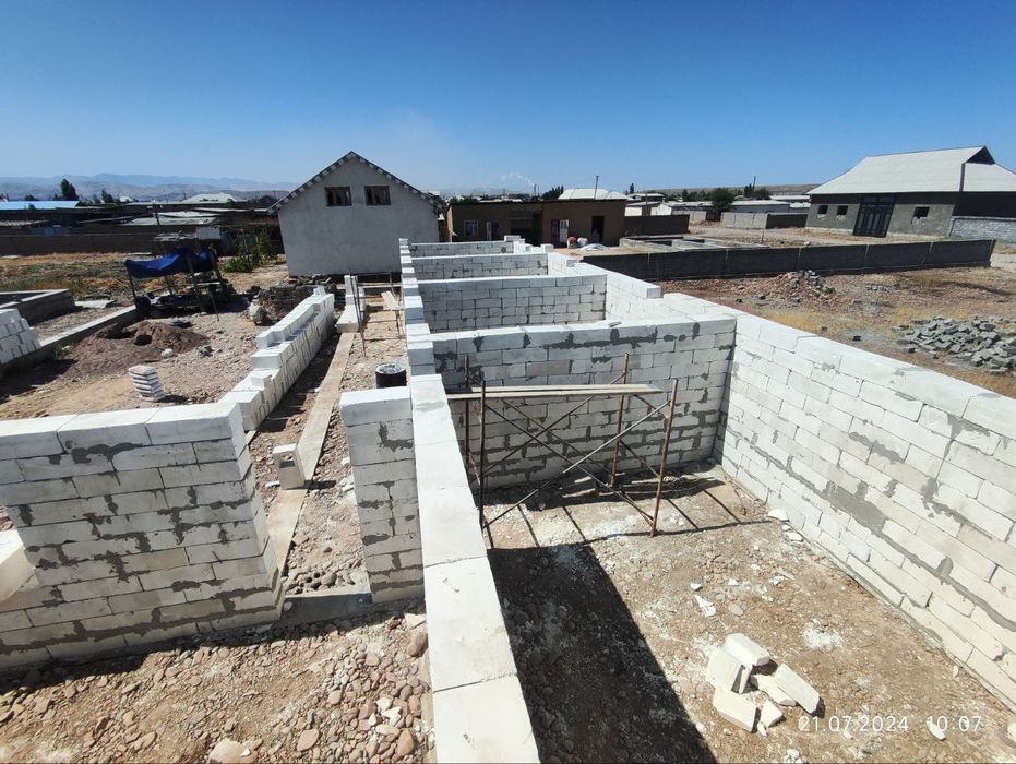 Срочна  Янги  ДСК да  5 хонали янги қурилган  уй сотилади