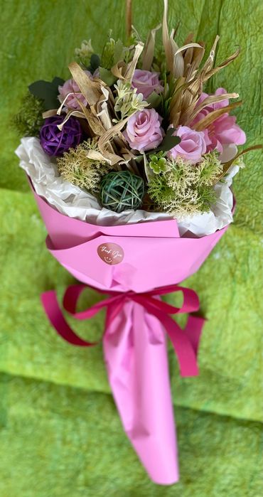 Аранжирани букети от сухи и изкуствени цветя