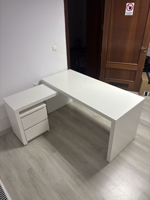 Birou extensibil + comoda 2 sertare + scaun reglabil din piele