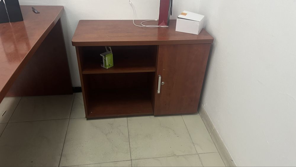 Стол руководителя со всеми принадлежностями