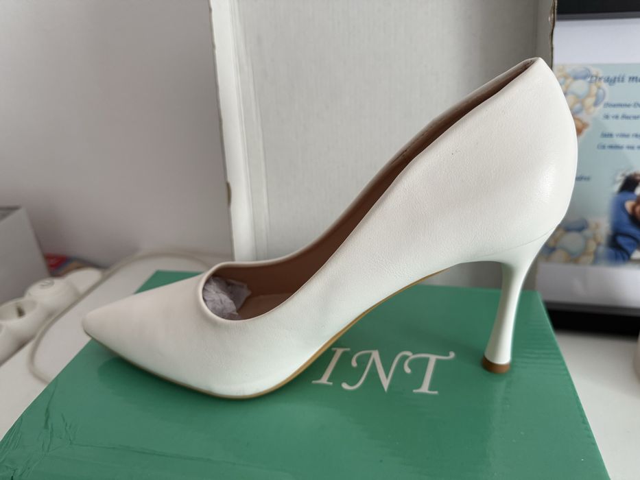 Pantoti purtati o singura data