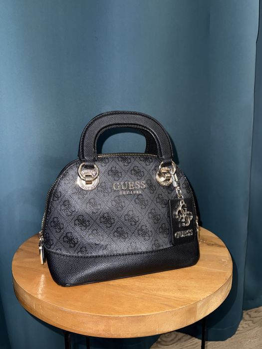 Кожена чанта Guess