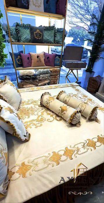 Элитный комплект постельного белья с покрывалом и подушками