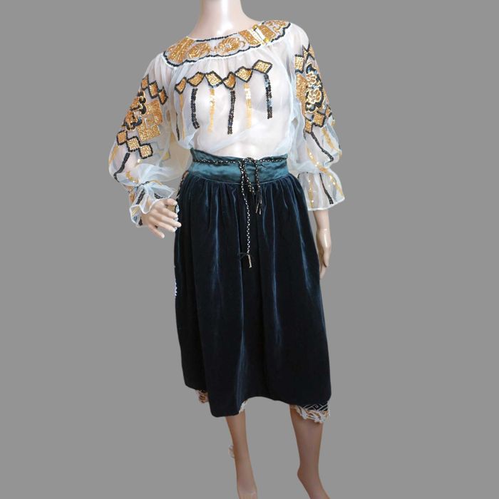 Costum popular vechi din Banat  cusut cu fir de lame auriu 36-38