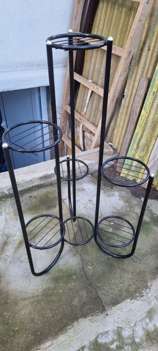 Поставка за цветя черна