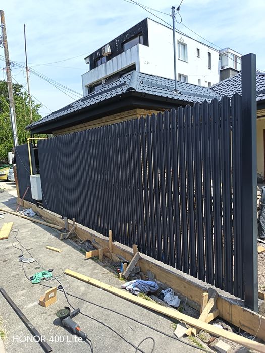 Garduri si porti din panouri stil jaluzele, sipca metalica, tabla cutata, plasa bordurata, fier forjat, BCA sau beton si alte modele disponibile